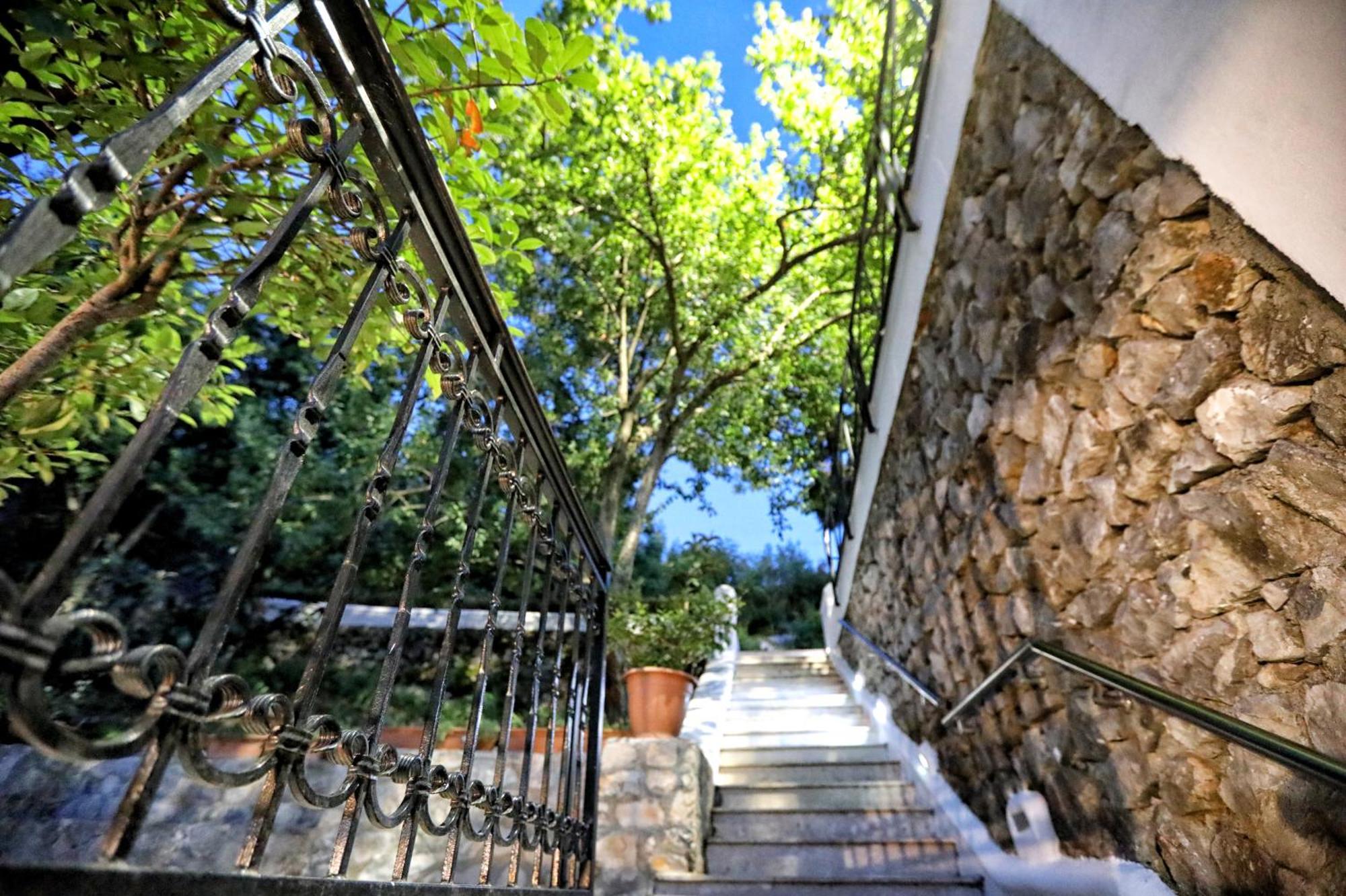 Hotel Labiatan Zogaji Екстериор снимка